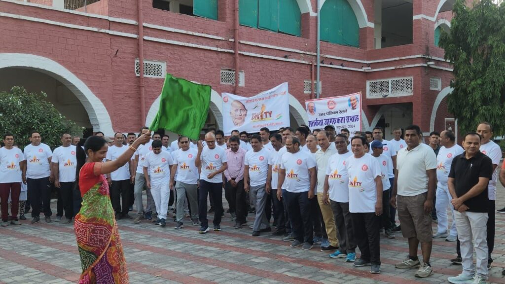राष्ट्रीय एकता दिवस पर रेलवे की रन फॉर यूनिटी में दौड़े रेलकर्मचारी-डीआरएम ने अधिकारियों व कर्मचारियों को दिलाई सत्यनिष्ठा की शपथ 1 img 20241031 wa00105451491638599172557