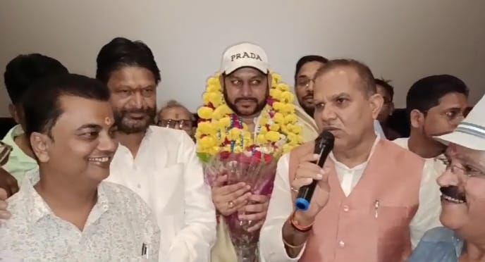बुदेली सपूत राज शांडिल्य का बुंदेलखंड निर्माण मोर्चा द्वारा किया गया नागरिक अभिनंदन। 1 img 20241031 wa00111419558436866836263