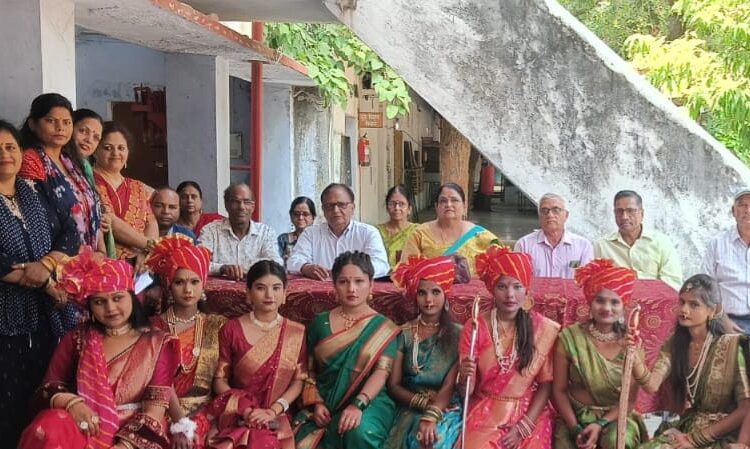  वीरांगना रानी झांसी स्वरूप में मैं भी रानी झांसी की प्रस्तुति देती आर्य कन्या महाविद्यालय की छात्राएं