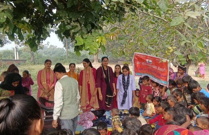  मलिन बस्ती निवासियों को वस्त्र एवं दैनिक उपयोग की वस्तुएँ वितरित की गई।
