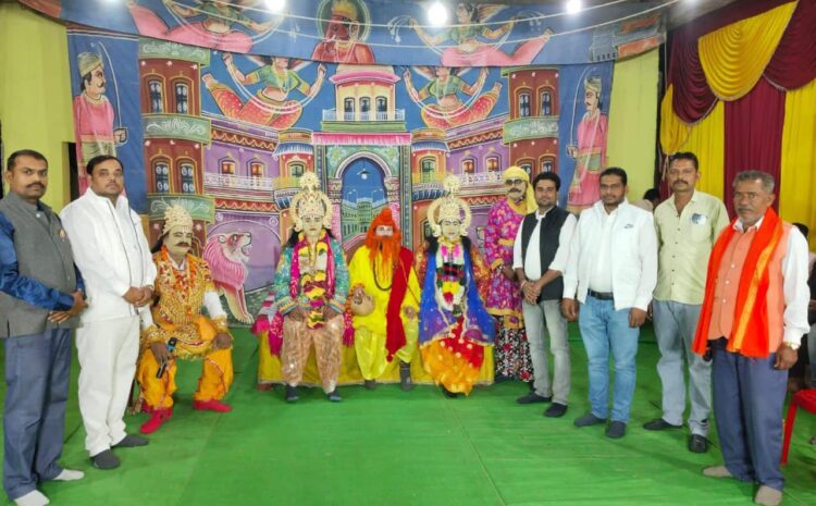  आदर्श रामलीला समिति ने भगवान राम सीता की उतारी आरती