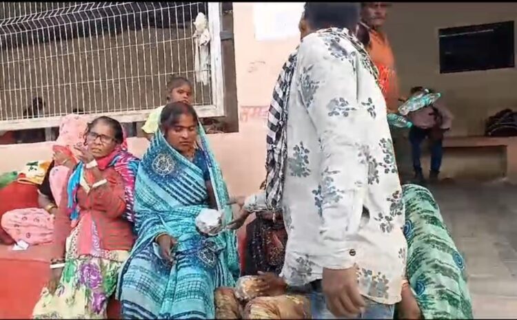  झांसी मेडिकल कॉलेज हादसे में मासूमों के परिजनों को किया खाना वितरण