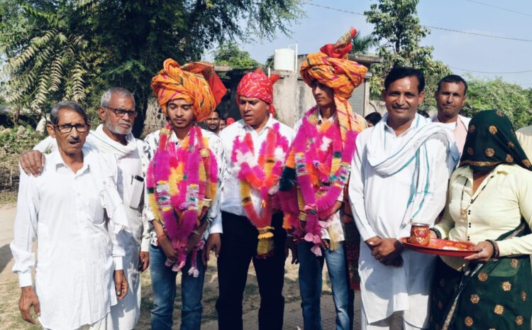 दो सगे भाइयों का एक साथ हुआ आरजेएस परीक्षा में चयन, सूरौठ में बैंड बाजे के साथ निकाला जुलूस।