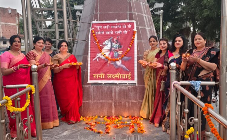  मनस्विनी द्वारा रानी को श्रद्धांजलि।
