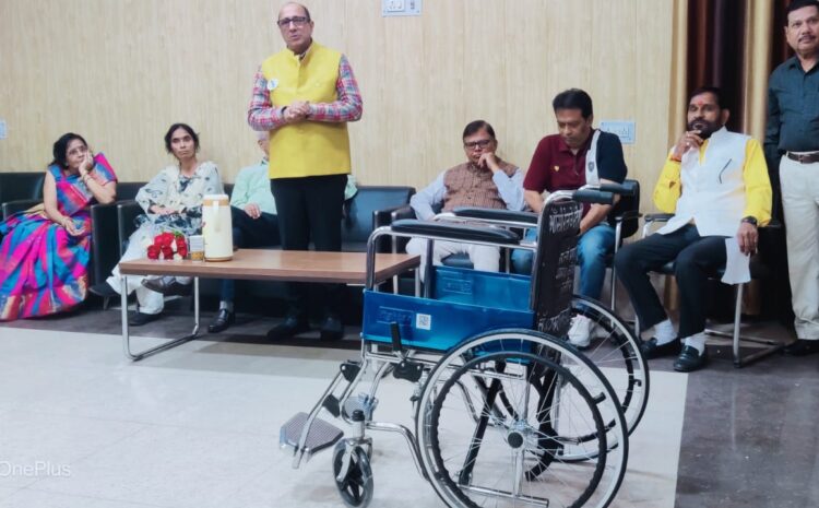  रेलवे स्टेशन पर असहाय यात्रियों की उपयोग हेतु व्हील चेयर भेंट की गई