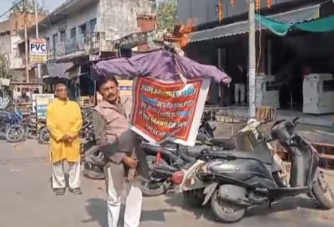  प्रधानमंत्री को पत्र नही लिखने पर भानू ने फूके अखण्ड बुन्देलखण्ड क्षेत्र के सभी सांसदों व विधायको के पुतले।