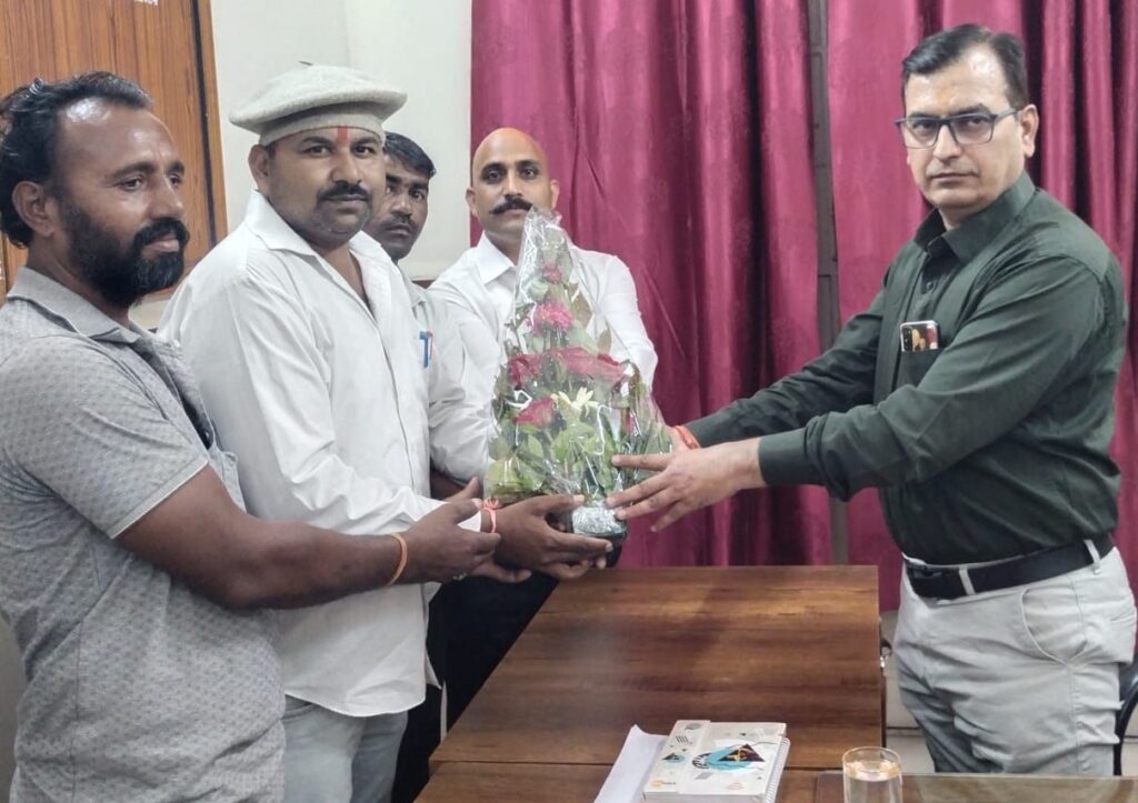 विष्णु सरगरा ने किया जिला रसद अधिकारी पुष्पराज पालीवाल के नवीन पदभार ग्रहण करने पर अभिनंदन 1 img 20241105 wa00194154081023355285240