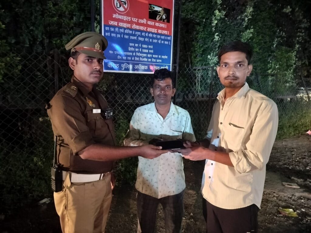 टैक्सी ड्राइवर मेवा लाल ने मोबाइल लौटा कर दिखाई ईमानदारी,यात्री ने की तारीफ 1 img 20241105 wa00274999463153504199491