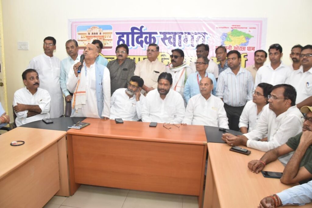 बुन्देलखण्ड निर्माण मोर्चा के तत्वाधान में सर्किट हाउस में बुंदेलखंड राज्य को लेकर हुई सर्व दलीये बैठक। एक सूत्र में बंध कर किया जायेगा संघर्ष। 1 img 20241106 wa00332400092084065153451