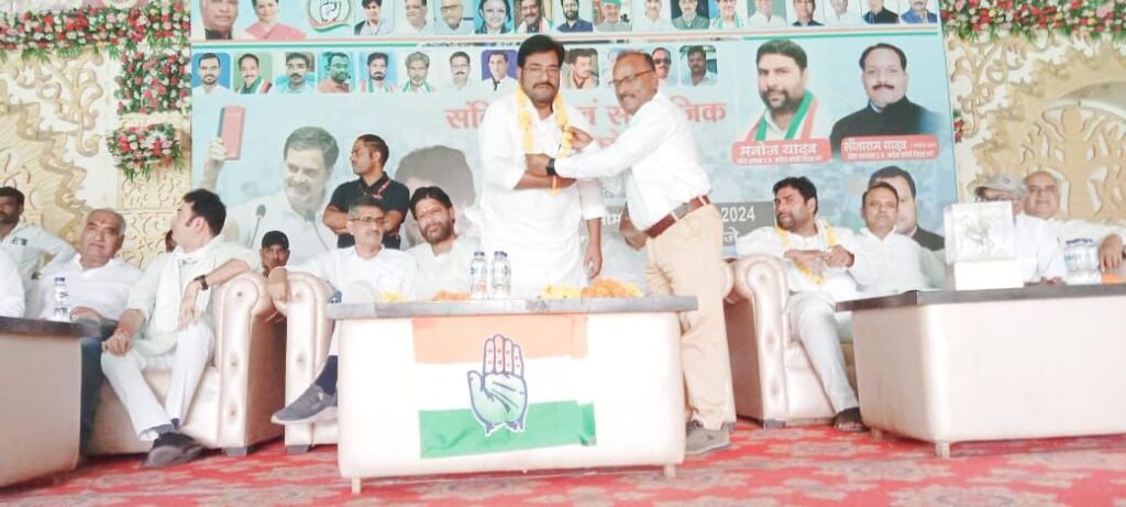 जिला कांग्रेस कमेटी झांसी मे देशराज रिछारिया को उपाध्यक्ष मनोनीत किया गया । 1 img 20241106 wa00387527545459119630192