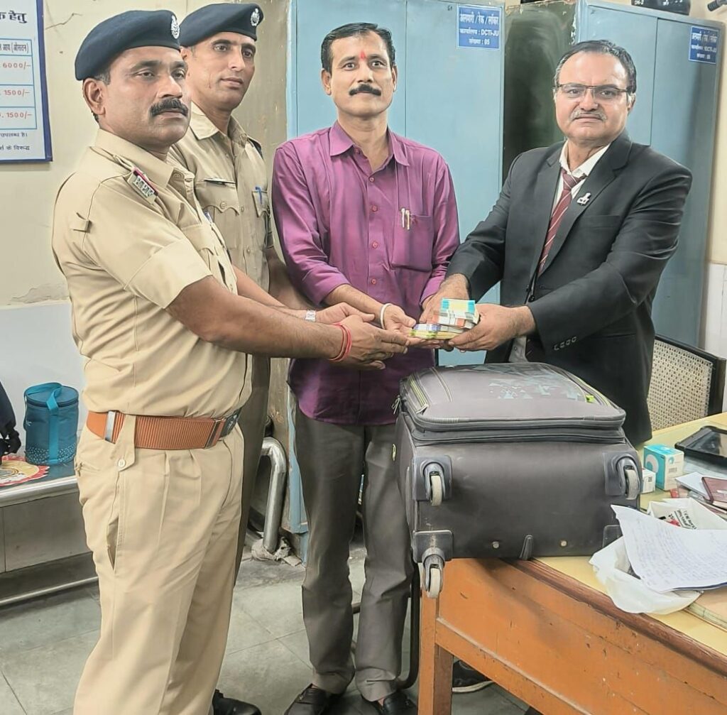 87 हजार रुपए भरा ट्रॉली बैग लौटाकर टीटीई ने दिखाई ईमानदारी,यात्री खुश 1 img 20241107 wa00317536513626113571971