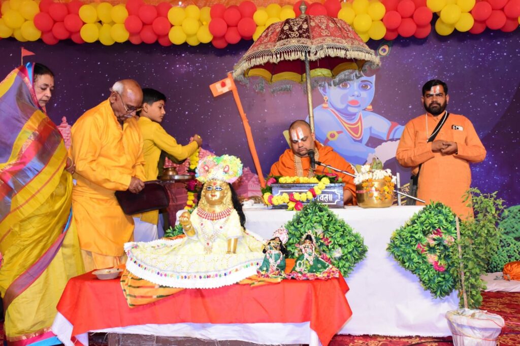 भक्तों की रक्षा के लिए भगवान श्रीकृष्ण ने उठाया गोवर्धन पर्वत - जगतगुरु श्रीरामदिनेशाचार्य 1 img 20241108 wa00332482510138403167026