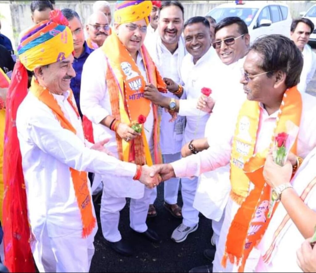 दौसा में रोड़ शो के दौरान सीएम ने राज्य व केंद्र सरकार की उपलब्धियों के नाम पर जनता से की वोट की अपील 1 img 20241110 wa0073299965345146858979