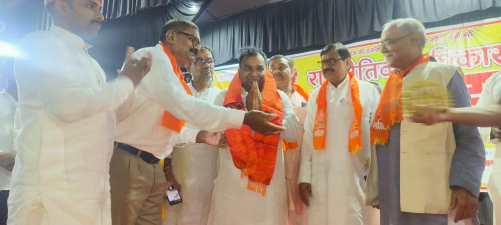 भोजवाल महाकुंभ के आयोजक अरुण भोजवाल के आह्वान पर हजारों की संख्या में पूरे देश से भोजवाल समाज के लोग हुए शामिल। 1 img 20241112 wa00464295266073579982013