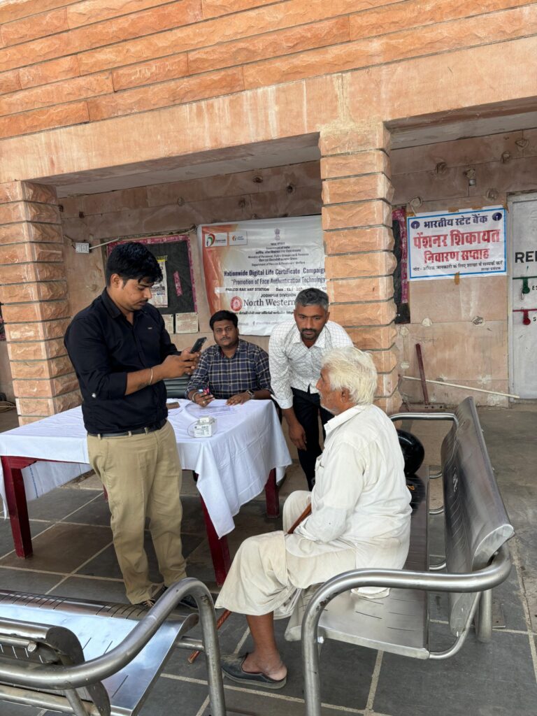 फलोदी रेलवे स्टेशन पर सेवानिवृत्त पेंशन भोगियों ने बनवाएं डिजिटल लाइफ सर्टिफिकेट 1 img 20241112 wa00492617481685581071194