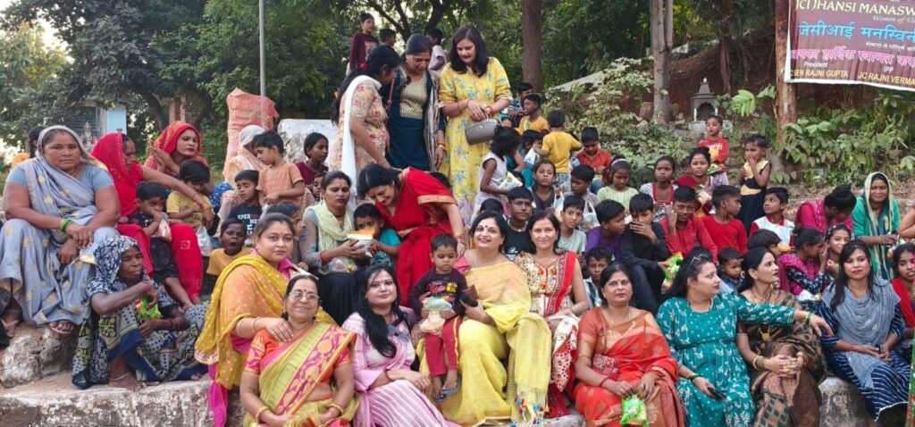 झांसी मनस्विनी द्वारा देवउठनी एकादशी पर बस्ती में मिष्टान्न वितरण 1 img 20241112 wa00586182910689847078617