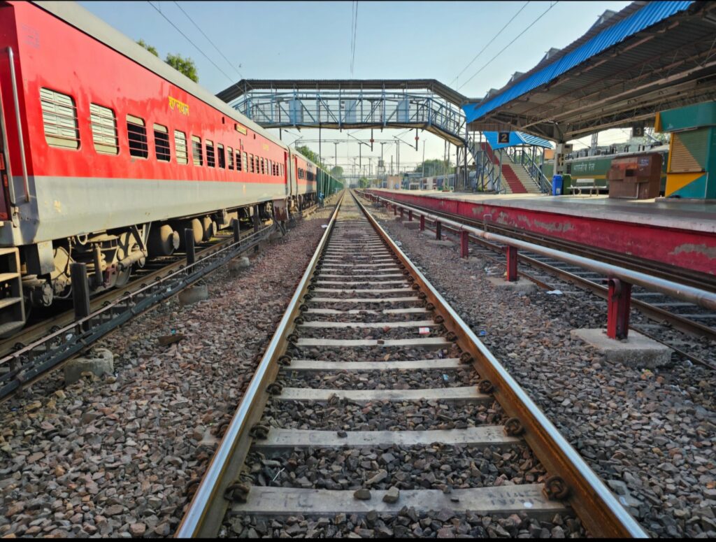 भारतीय रेलवे ने इस वर्ष स्वच्छता पखवाड़ा के दौरान 45.20 करोड़ वर्ग मीटर क्षेत्र में व्यापक स्वच्छता अभियान चलाया 2 screenshot 20241102 193214 gallery360678352033620968