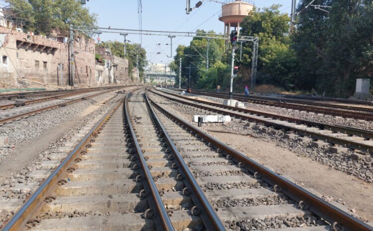  जोधपुर-राईका बाग रेलखंड जोधपुर यार्ड में सफाई व्यवस्था दुरूस्तडीआरएम ने यार्ड की सफाई व्यवस्था देख कर्मचारियों की प्रशंसा की