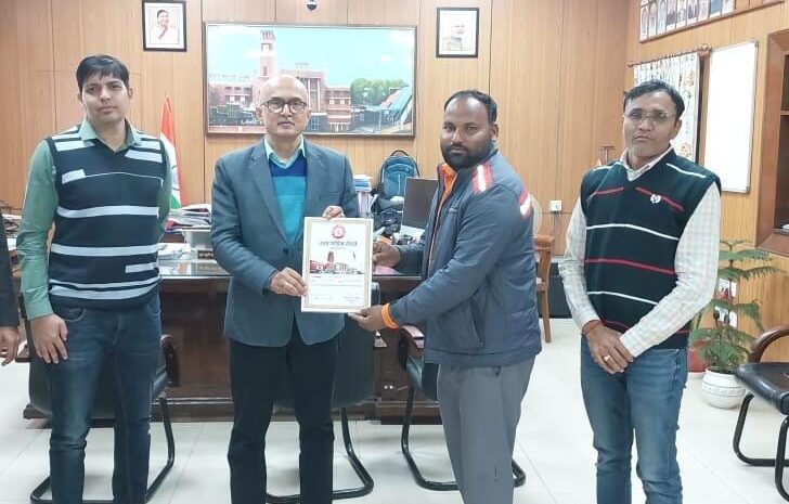  डीआरएम ने ट्रेकमेंटनर को प्रशस्ति पत्र देकर किया सम्मानित