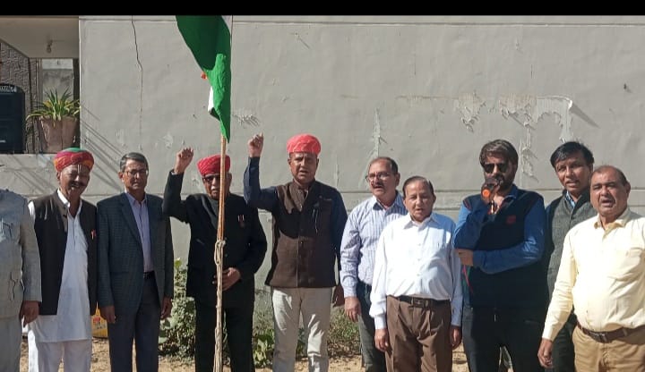 26 जनवरी पर पाल रोड़ स्थित श्याम नगर-जानकी नगर विकास समिति ने किया ध्वजारोहण।