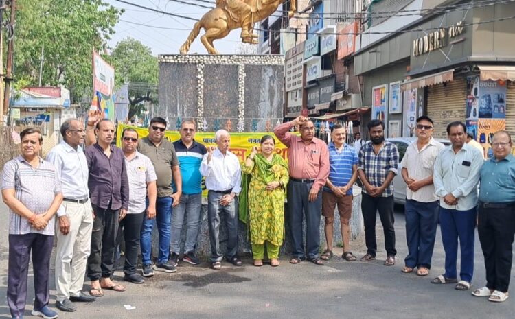  रानी झांसी को नमन करते हुये सदर बाजार में प्रतिमा तले दी उन्नीस की सलामी
