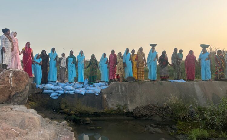  पृथ्वी दिवस पर जल संरक्षण हेतु आगे आई जल सहेलियांजल सहेलियों ने पुनावली कलां में चेकडैम बचाने के लिए दो दिन तक किया श्रमदान