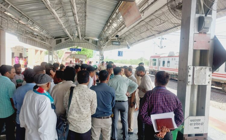  डीआरएम अनुराग त्रिपाठी ने किया देशनोक रेलवे स्टेशन का निरीक्षणनवीन भवन और यात्री सुविधाओं का लिया बारीकी से जायज़ा
