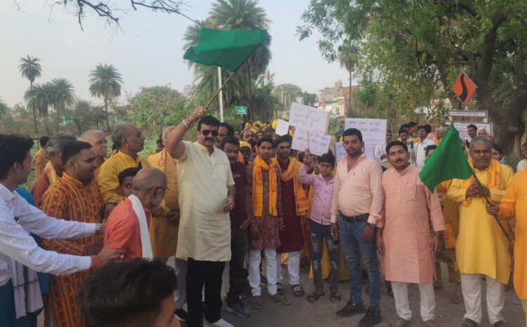  डॉ० संदीप के मुख्य आतिथ्य में 24 कुंडीय गायत्री महायज्ञ के प्रथम दिवस पर कलश यात्रा का आयोजन