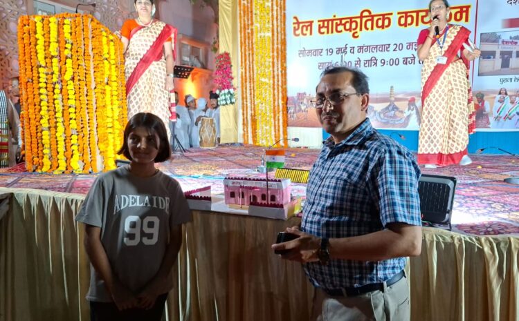  रेल सांस्कृतिक कार्यक्रम में सैंकड़ों कलाकारों ने समां बांधा-देशनोक रेलवे स्टेशन पर सतरंगी रोशनी में हुए कार्यक्रम में उमड़े स्थानीय नागरिक
