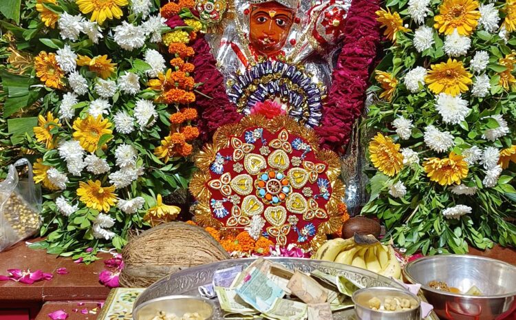  प्रत्यक्ष महावीर बालाजी को चढ़ाई टॉफी,राखी हुआ सफेद-पीले फूलों का श्रृंगार