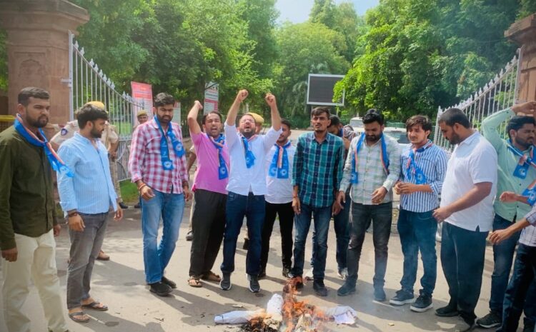  एनएसयूआई मुख्यमंत्री का पुतला जलाकर विरोध किया ￼