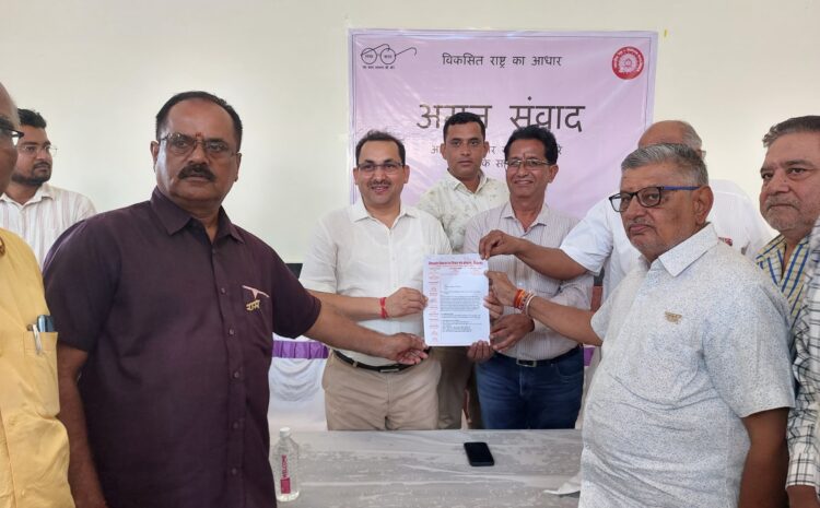  जैसलमेर रेलवे स्टेशन पर “अमृत संवाद” कार्यक्रम का सफल आयोजन स्थानीय जनप्रतिनिधियों ने दिए महत्वपूर्ण सुझाव, यात्रियों की सुविधाओं पर हुई सार्थक चर्चा बेहतर यात्री सुविधाओं के लिए डीआरएम के साथ अमृत संवाद
