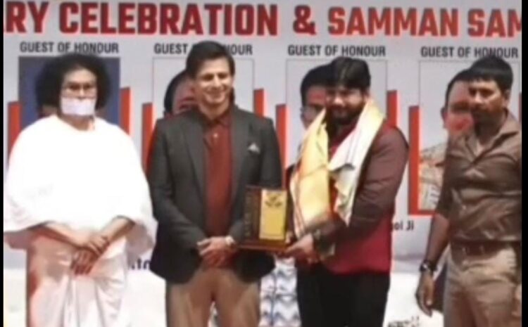  विजय पहारिया को विवेक ओबेरॉय द्वारा समाज सेवा के कार्यों के लिए अवार्ड देकर सम्मानित किया गया